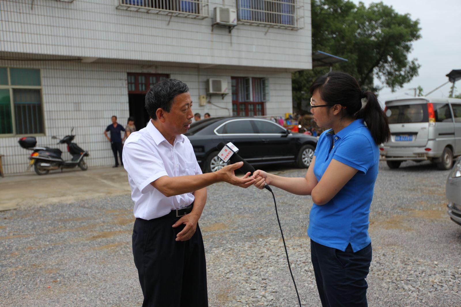 中央电视台(财经频道)记者采访浏阳农商行董事长罗成林中央电视台