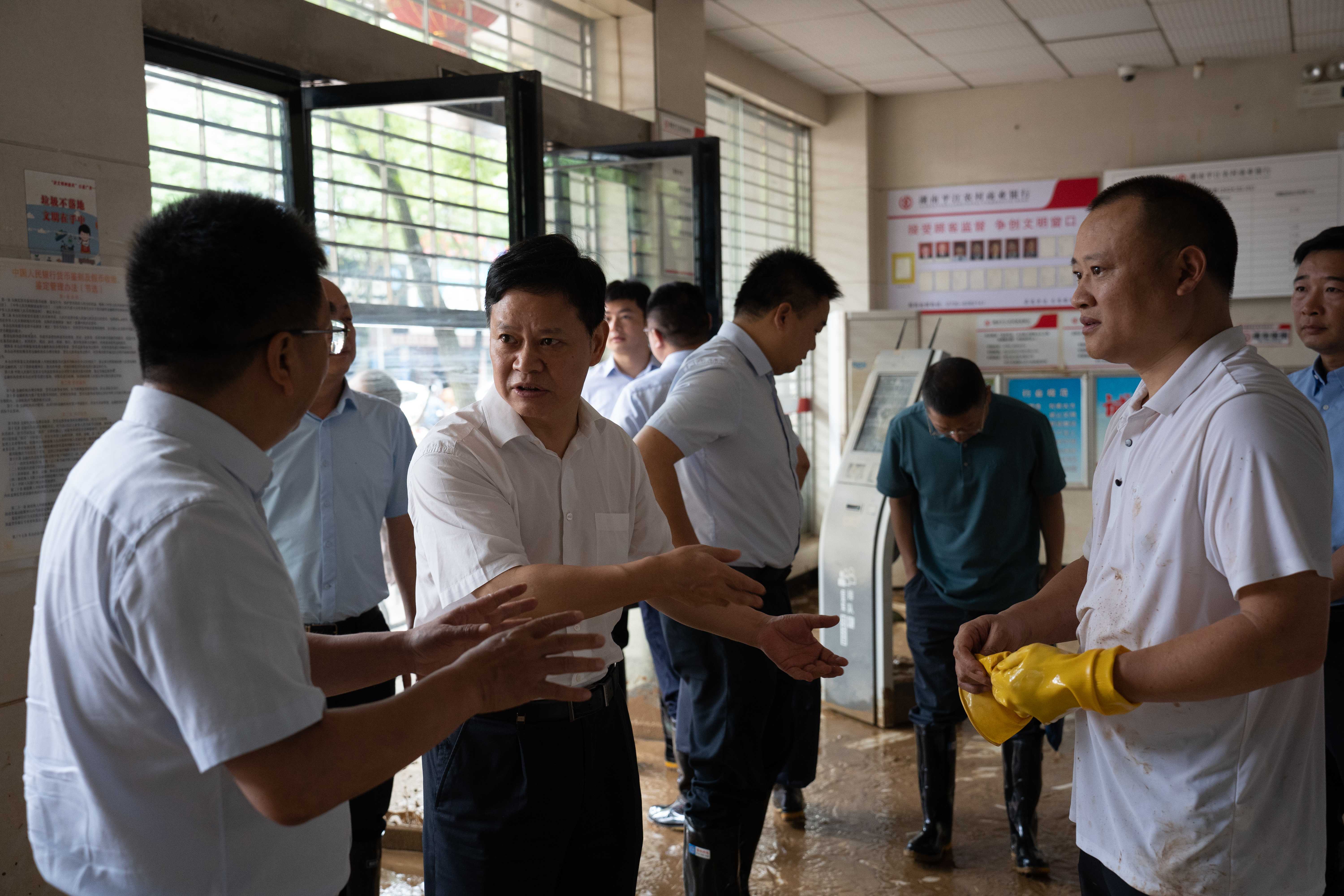 蒋俊文在平江指导农商银行防汛救灾及支持地方灾后复产工作