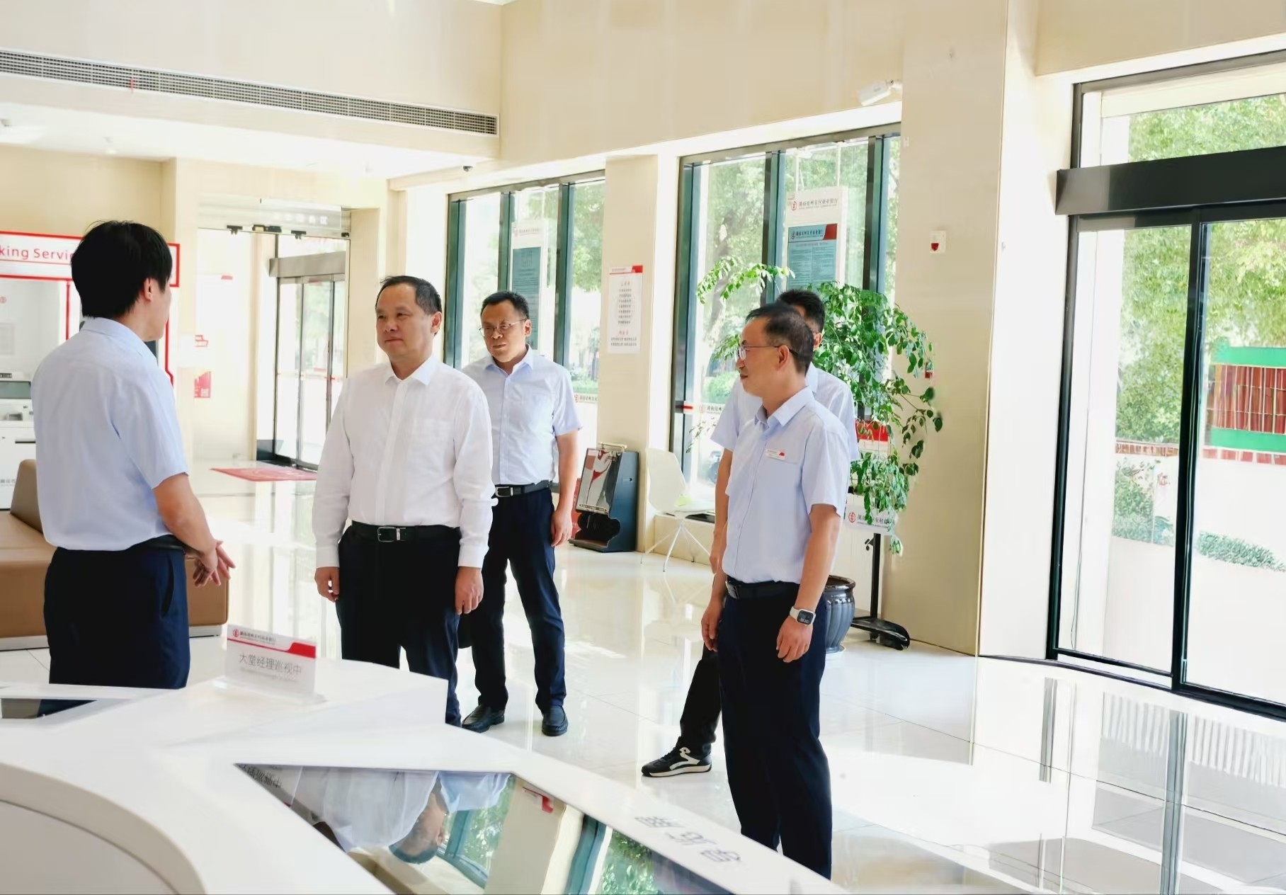 黄向阳出席第五届湖南旅游发展大会签约 并赴中方、靖州农商银行调研